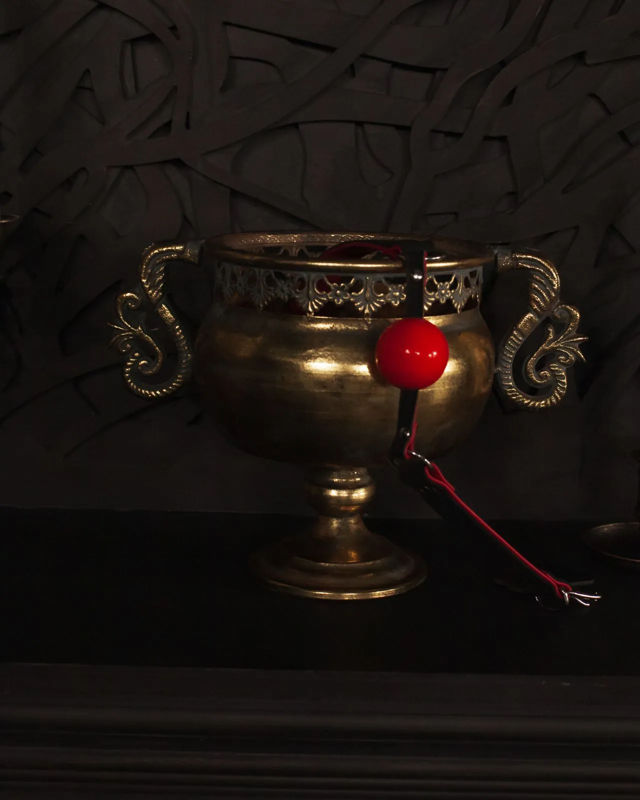 кляп scandal с ремешком из натуральной кожи и силиконовым шариком (black&red) в Воронеже