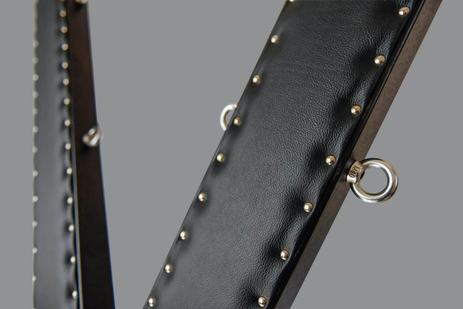 крест из дуба и черной кожи, 210 см в Воронеже