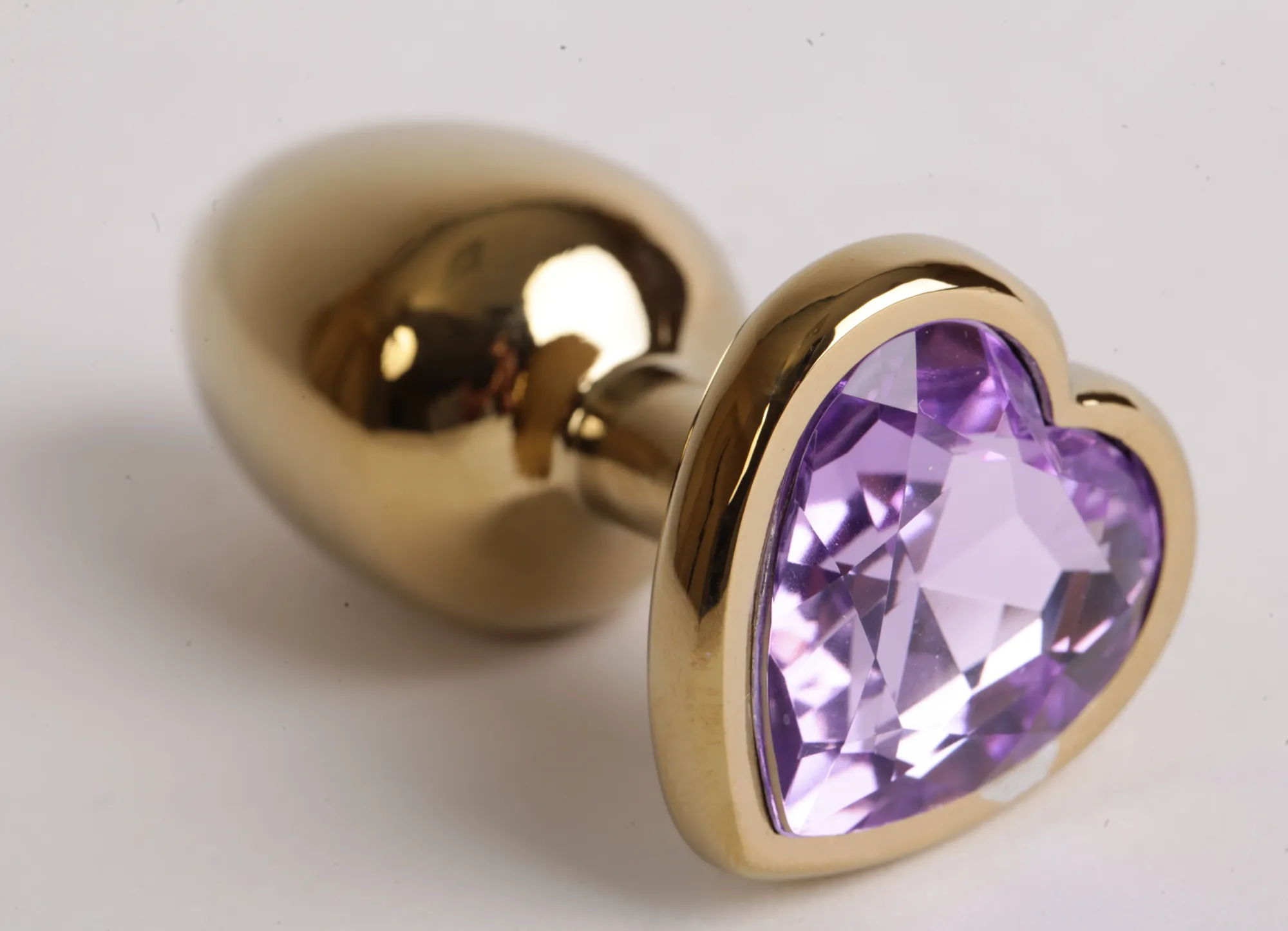Анальная пробка золото 7,5х2,8см с сердечком сиреневый страз 47191-MM