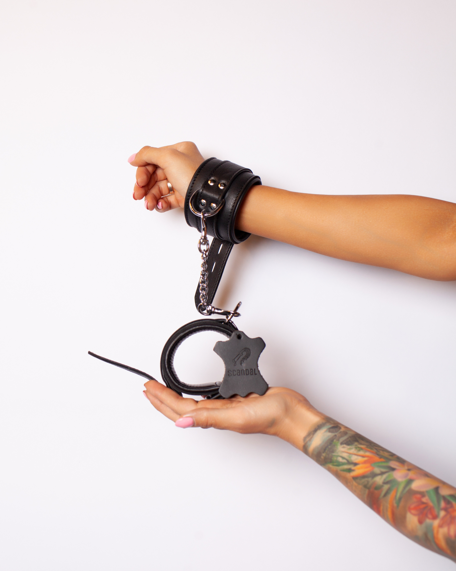 наручники scandal из натуральной кожи и соединителем из нержавеющей стали в Воронеже