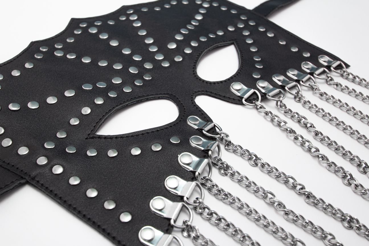 маска на лицо pinkrabbit с цепочками, черная в Воронеже