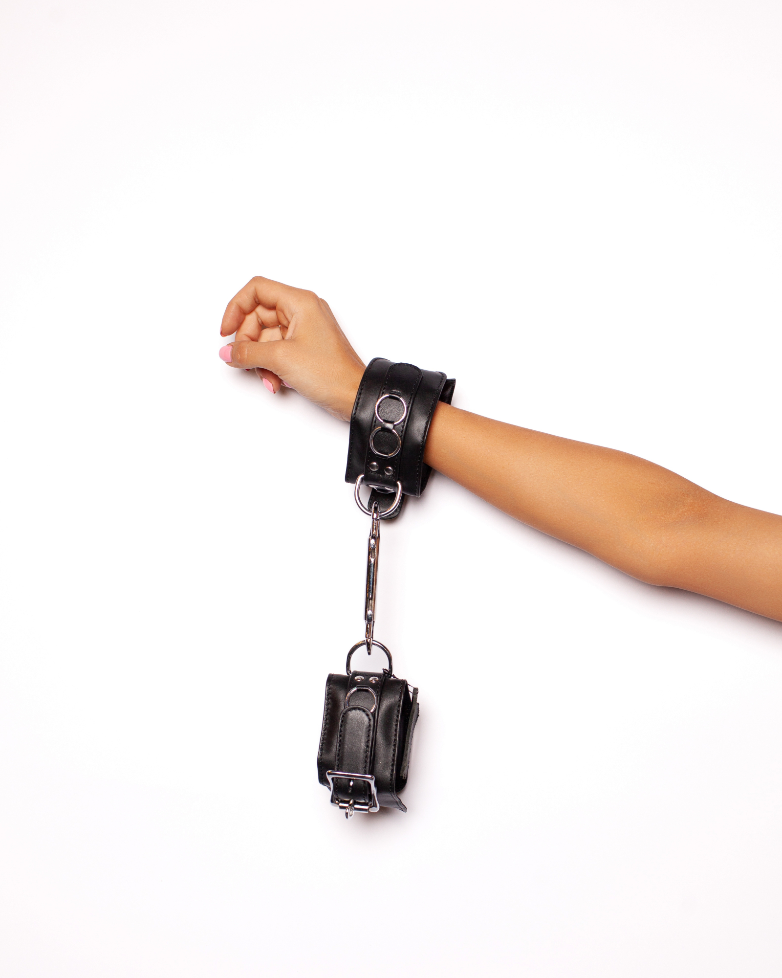 наручники scandal из натуральной кожи и соединителем из нержавеющей стали в Воронеже