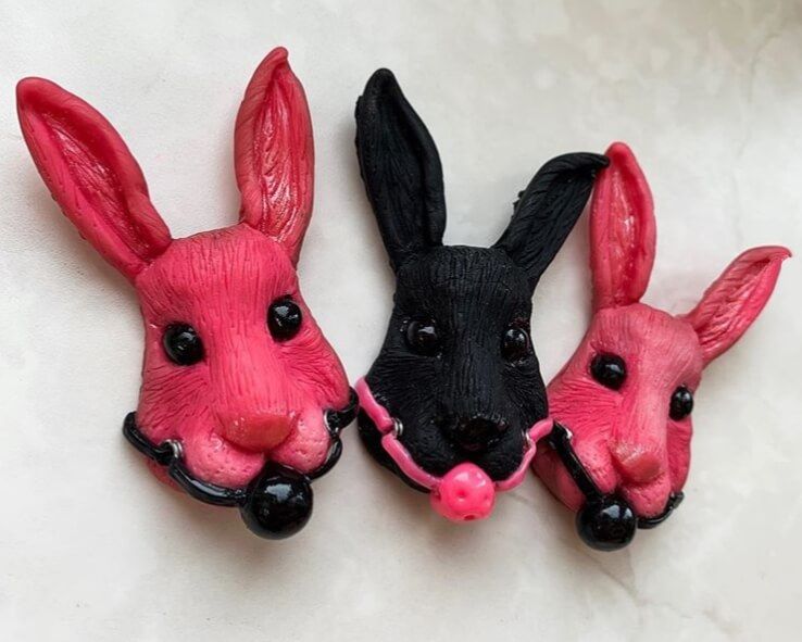 брошь pinkrabbit черный кролик с розовым кляпом, на магните в Воронеже