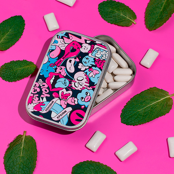 Жевательная резинка PinkRabbit с логотипом в жестяной баночке