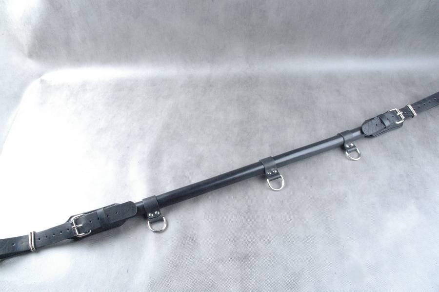 кожаная распорка фиксатор "чёрная мамба" с кольцами в Воронеже