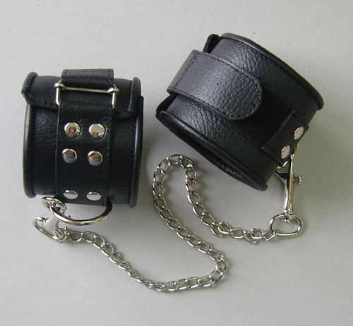 Оковы кожаные черные на липучках, соединенные цепочкой длиной 35см 3073-1