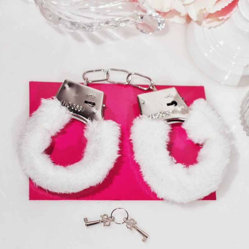 наручники декоративные с мехом shots beginner"s handcuffs furry, белые в Воронеже
