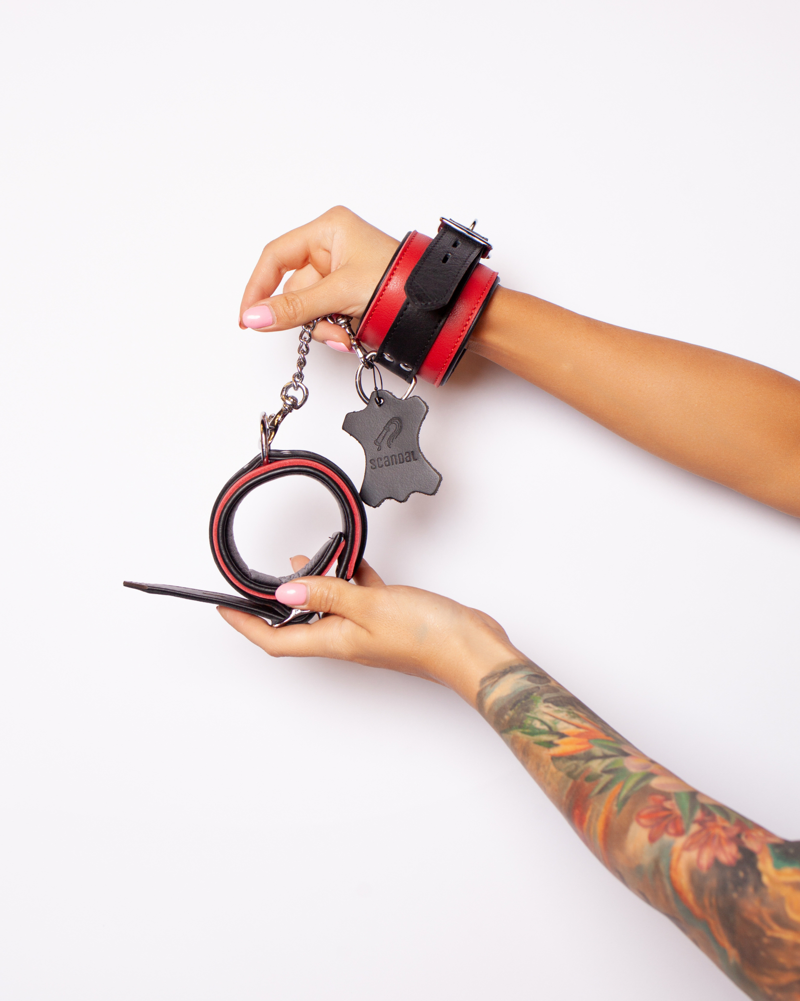 наручники scandal из натуральной кожи и соединителем из нержавеющей стали в Воронеже