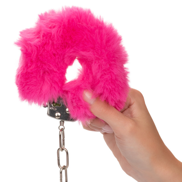 металлические наручники с искусственным мехом ultra fluffy furry cuffs-pink в Воронеже