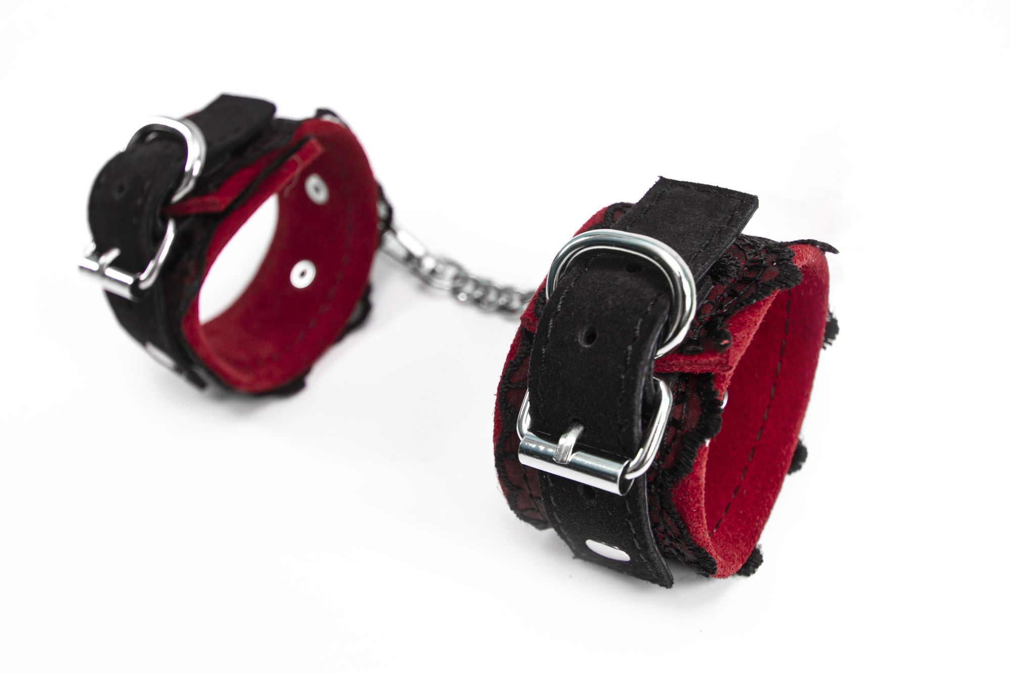 hаручники pinkrabbit замшевые красные с черным кружевом на цепочке в Воронеже