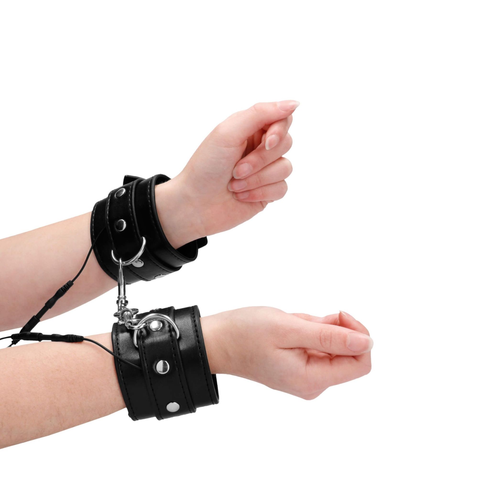 наручники декоративные с электростимуляцией shots media electroshock electro handcuffs, черные в Воронеже